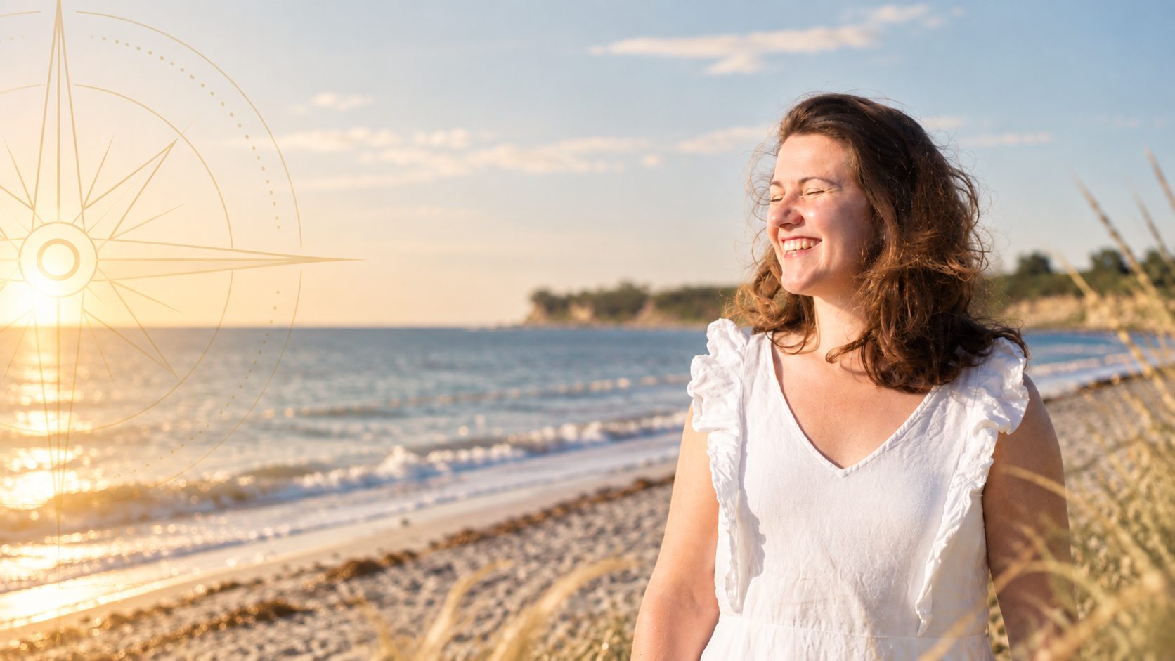 Rebecca Fackler steht lachend am Strand der Ostsee im Abendlicht